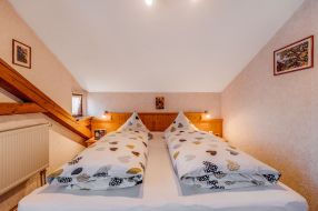 Wohnung 2 Schlafzimmer 1 2 mit Kleiderschrank und Balkonzugang